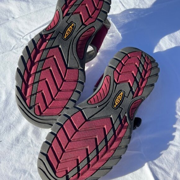 Keen Venice Closed Toe Waterproof Sandals, Women, 9.5, Wine/Maroon - Picture 4 of 4